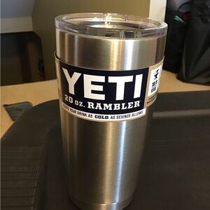 20 oz Yeti Stainless Steel Tumbler in Silver with Clear Lid new
